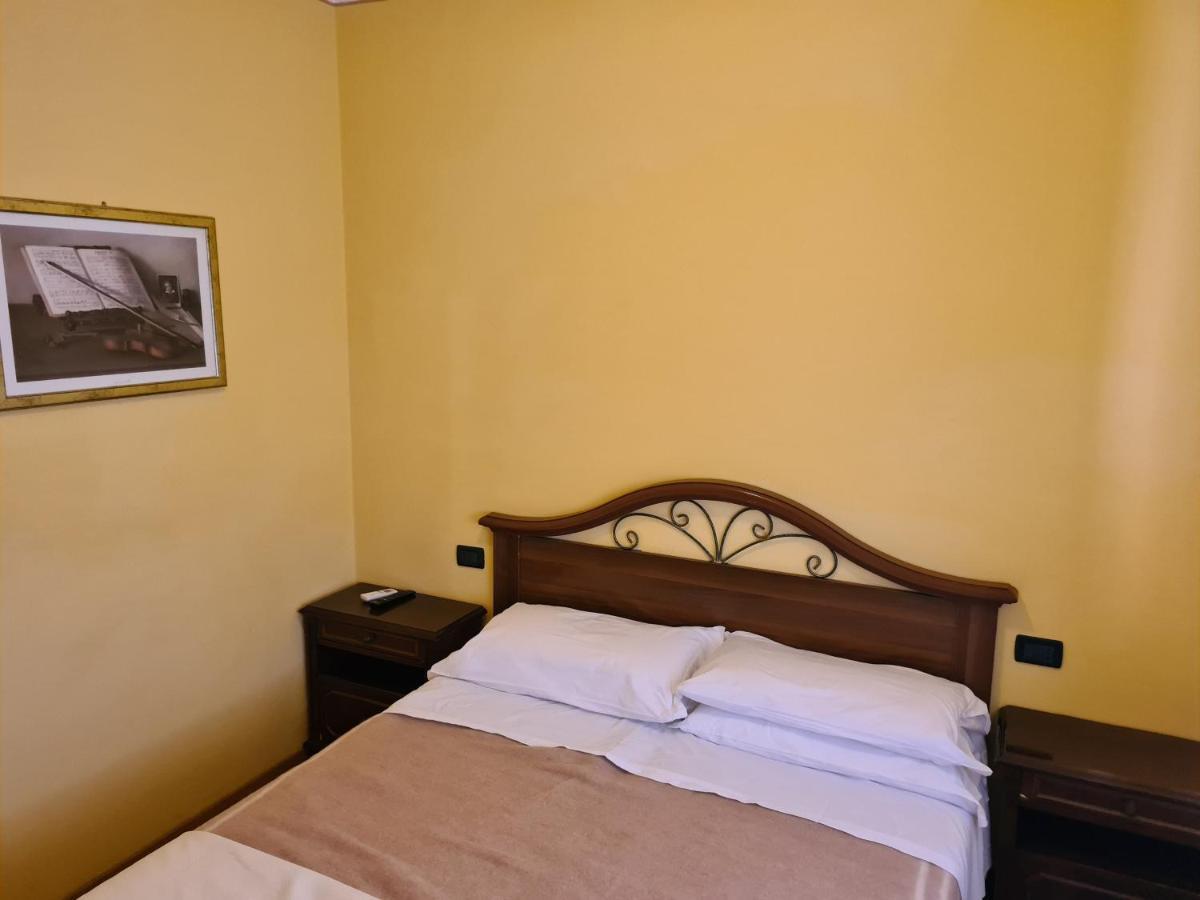 New Napoleonico Hotell Bondeno Exteriör bild